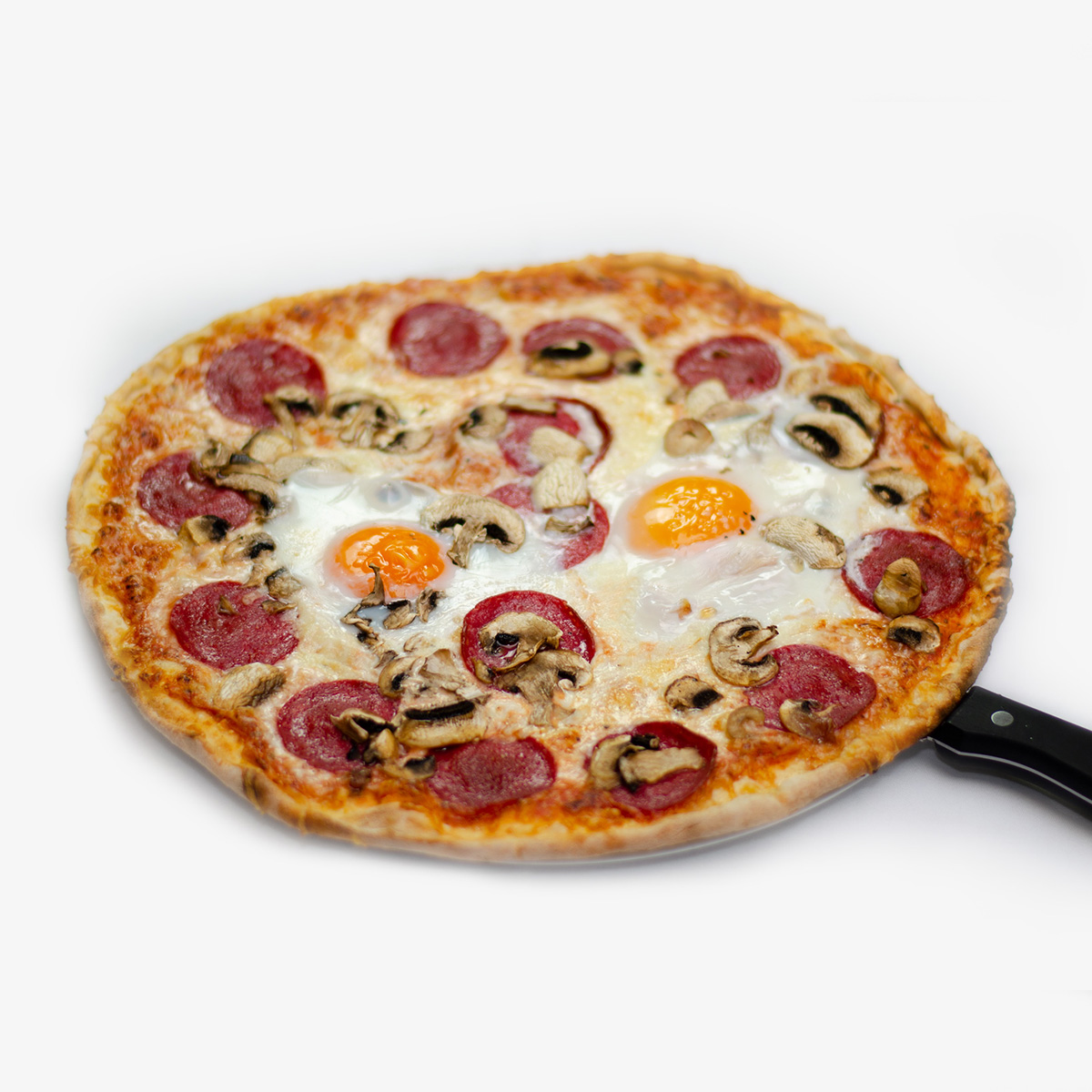 Pizza mit Salami und Ei